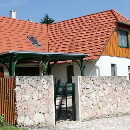 Sasfeszek Vendeghaz Hotel Zirc Exterior photo