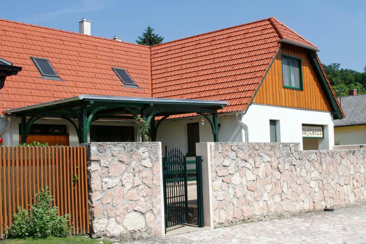 Sasfeszek Vendeghaz Hotel Zirc Exterior photo