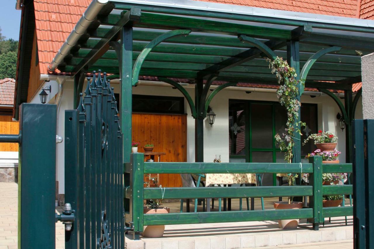 Sasfeszek Vendeghaz Hotel Zirc Exterior photo