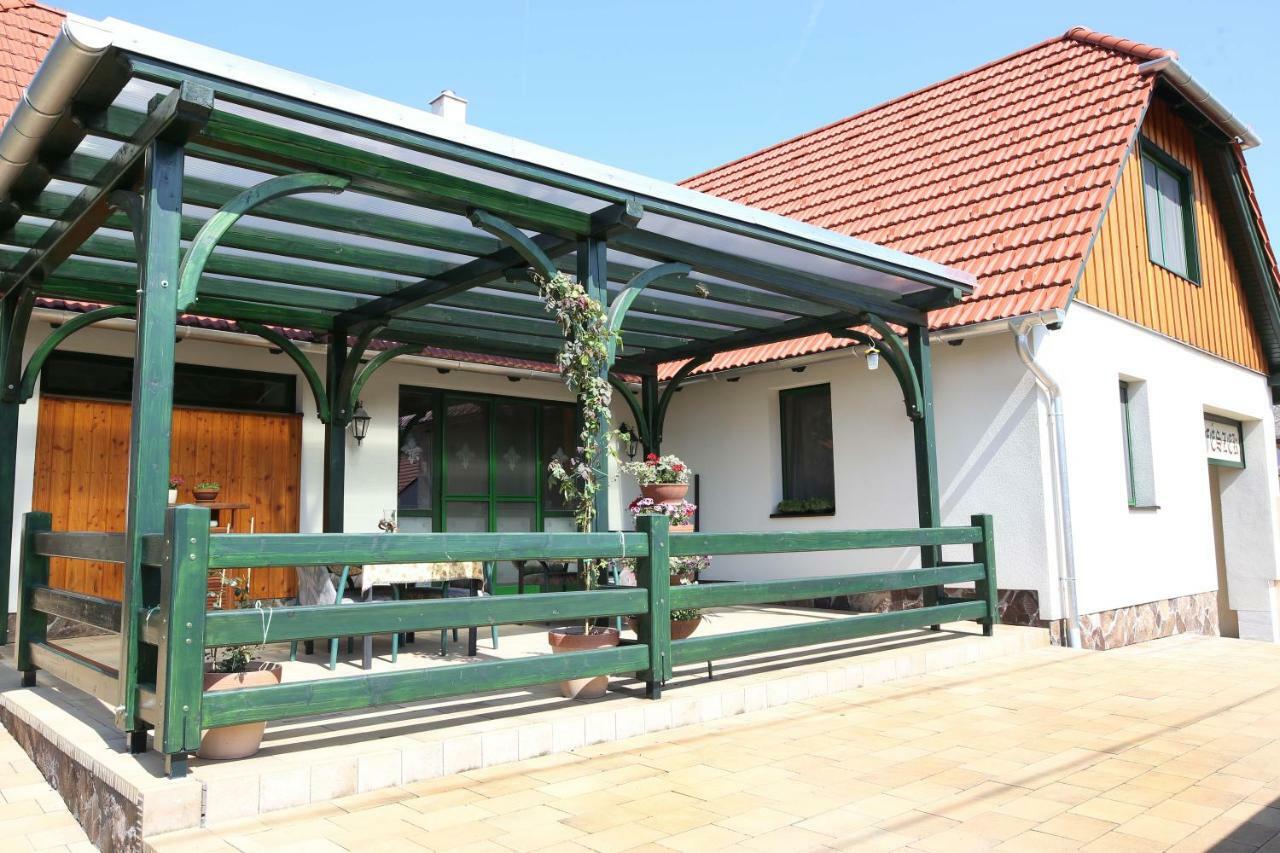Sasfeszek Vendeghaz Hotel Zirc Exterior photo