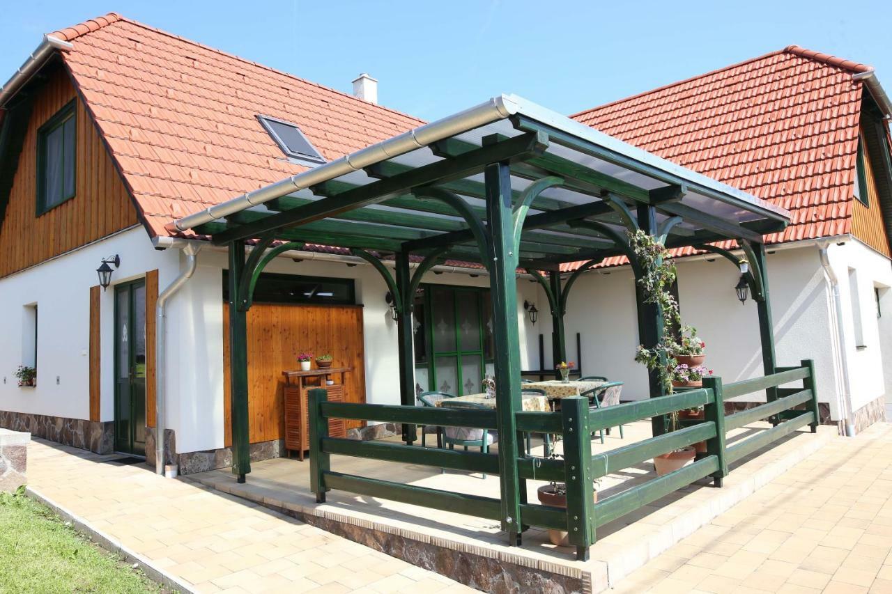Sasfeszek Vendeghaz Hotel Zirc Exterior photo
