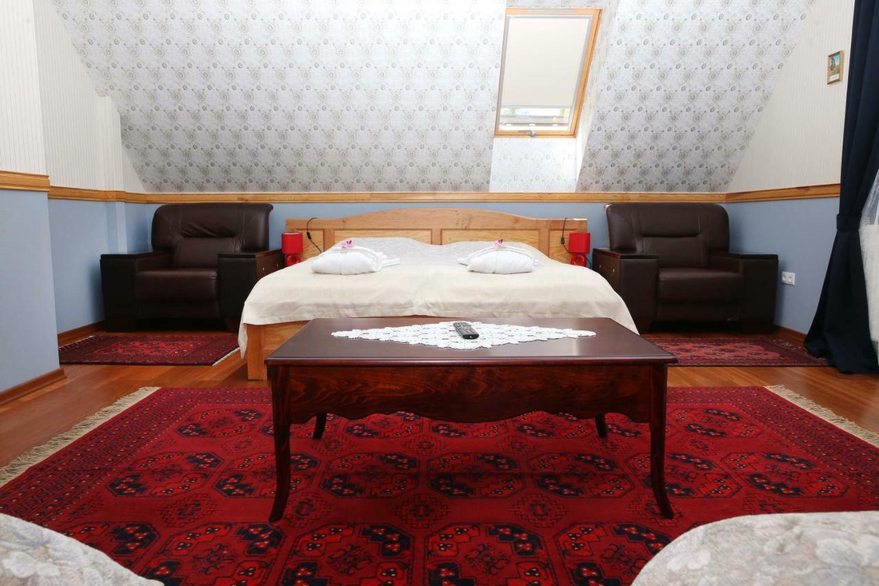 Sasfeszek Vendeghaz Hotel Zirc Exterior photo